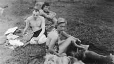 Ilse Struweová s kolegy na pikniku (z knihy Hitlerovy fúrie)
