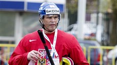 Jaromír Jágr míří na trénink české hokejové reprezentace.