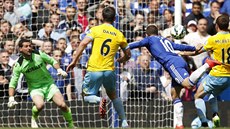 Eden Hazard z Chelsea dává gól proti Crystal Palace.