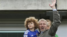 Majitel Chelsea Roman Abramovič v náručí se synem Aaronem slaví triumf svého...