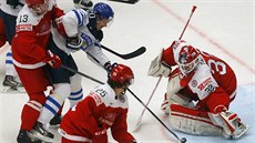 Fin Janne Pesonen v �anci p�ed dánským branká�em Sebastianem Dahmem.