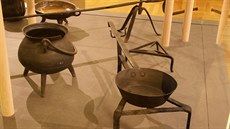 Kovové nádobí pro vaení na oteveném ohni, zápjka z Museums für Volkskunde,...