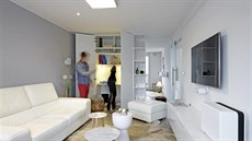 Zbouráním p�í�ek vznikla jedna velká místnost. Lo�nici od obývacího pokoje...