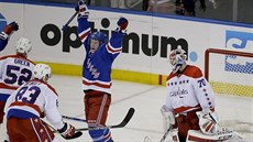 Jesper Fast z New York Rangers se raduje poté, co pekonal washingtonského...