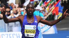 Kean Felix Kandie probíjá vítzn cílem Praského maratonu.
