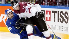 Loty�ský hokejista Lauris Bajaruns v urputném souboji s Danielem Rahimim ze...