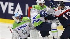 Slovenský hokejista Tomá Juro (vpravo) se snaí protlait pes bránícího...