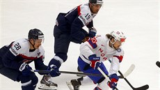 Norský hokejista Mats Rosseli Olsen se snaí ujet slovenskému duu Richard...