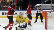 Kanadský hokejista  Sean Couturier (vlevo) se raduje poté, co p�ekonal...
