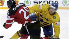 Srá�ka �védského hokejisty Pettera Granberga (vpravo) s Nathanem MacKinnonem z...