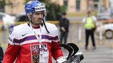 Obránce Jan Kolá� p�ichází na trénink �eské hokejové reprezentace.