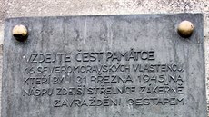 Památník masakru estnácti mu popravených na konci bezna 1945 nacisty u...