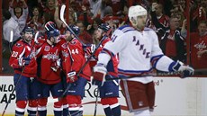 Hokejisté Washingtonu gratulují Jayi Beagleovi ke gólu proti New York Rangers,