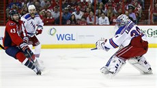 Henrik Lundqvist, branká NY Rangers, vyhazuje puk v utkání s Washingtonem.