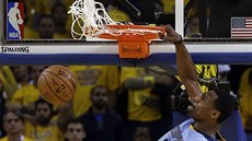 Tony Allen z Memphisu smeuje do koe Golden State.