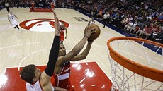 Washingtonský rozehráva Ramon Sessions míí s míem ke koi Atlanty, o blok se...