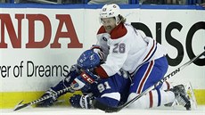 Jeff Petry (26) z Montrealu pitiskl k ledu Stevena Stamkose z Tampy Bay.