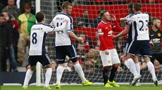 Jonas Olsson (druhý zprava) z West Bromwiche slaví trefu proti Manchesteru...