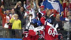 KLUBKO RADOSTI. �e�tí hokejisté slaví gól proti Loty�sku, zcela vpravo je...