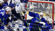 Mela ped slovinským gólmanem Gasperem Kroseljem v utkání s Finskem