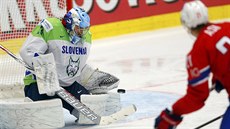 Slovinský gólman Robert Kristan zasahuje proti Mortenu Askovi z Norska.