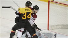 Benedikt Kohl (vlevo) z N�mecka fauluje Kasparse Daugavinse z Loty�ska.