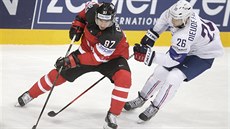 Kanadský útoník Sidney Crosby (vlevo) a Benjamin Dieude-Fauvel z Francie v...