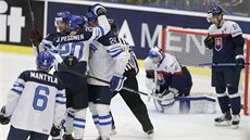 Gólová radost v podání finských hokejist v utkání se Slovenskem