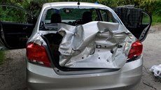 Slon promákl echm v Botswan auto.