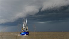 Rybá�ská lo� se vrací z mo�e do m�sta Wremen. U Hamburku silný vichr n�kolik...