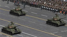 Druhoválené tanky T-34-85 na moskevské pehlídce k 70. výroí konce druhé...