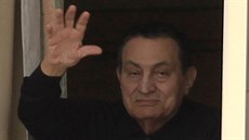Bývalý egyptský prezident Husní Mubarak zdraví příznivce z okna nemocnice...