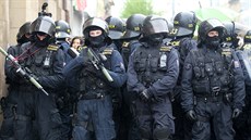 Policisté při prvomájové demonstraci odtáhli i exministra školství Ondřeje Lišku.