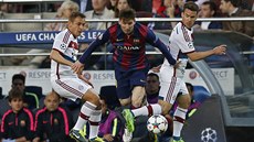 NO TAK, NEPŘEKÁŽEJTE MI TADY. Barcelonský kanonýr Lionel Messi probíhá s míčem...