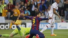PENALTA NEBUDE? Barcelonský Luis Suárez se diví, e sudí nenaídil penaltu za...