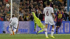 2:0. Lionel Messi pekonává obranu Bayernu podruhé a pehazuje gólmana Neuera....