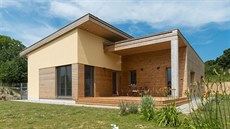 P�ízemní d�m tvo�í dv� hmoty s rozdílným sklonem pultových st�ech. 