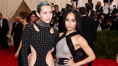 Miley Cyrusová a Zoë Kravitzová na MET Gala (New York, 4. kv�tna 2015)