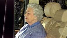 Královna Albta II. odjídí z Kensingtonského paláce, kde se byla podívat na...