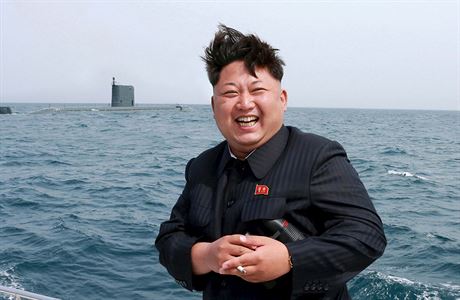 Severokorejský vdce Kim ong-un ped vyputním testovací balistické stely z...