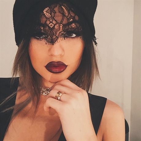 Modelka Kylie Jennerov pedvd konturovan rty na svm Instagramu.