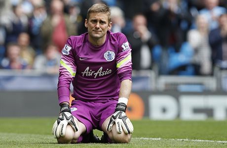 ACH JO, U ZASE... Robert Green, branká Queens Park Rangers, smutní v zápase s...