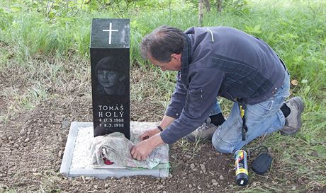 Poslední úpravy nového pomníku herce Tomáe Holého.