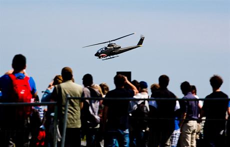 Letová ukázka vrtulníku pi 14. roníku Helicopter show na letiti v Hradci Králové.