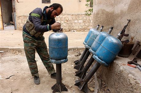 Syrsk povstalec kontroluje stely pro dlo Borkan vyroben z plynovch bomb.