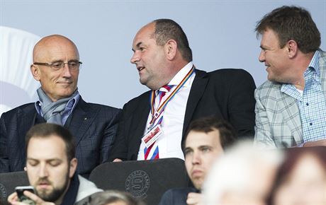 Majitel Synotu Ivo Valenta (vlevo) a Miroslav Pelta spolen sledují fotbalové utkání.