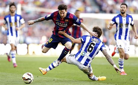 Útoník Lionel Messi z Barcelony se snaí dostat pes obranu San Sebastianu.