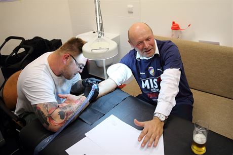 Plzeský trenér Miroslav Koubek oslavil titul tetováním.