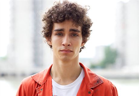 Robert Sheehan v seriálu Zmetci