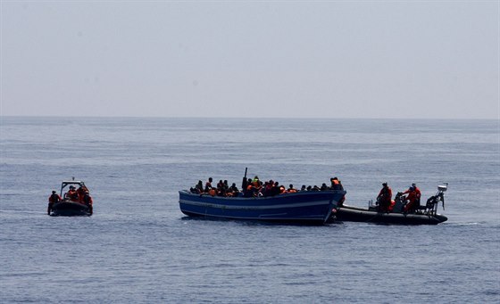 Němečtí námořníci zachraňují uprchlíky nedaleko ostrova Lampedusa (8. května...